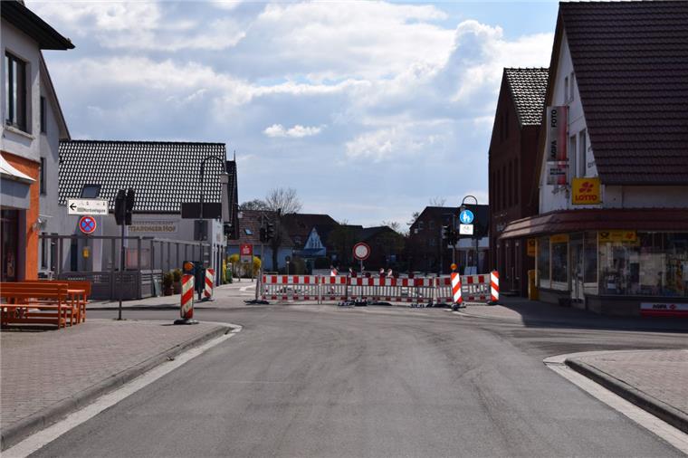 Baustelle legt den Ortskern von Burhave lahm Die Osterferien haben begonnen, dennoch ist der Ortskern von Burhave derzeit noch wie ausgestorben.