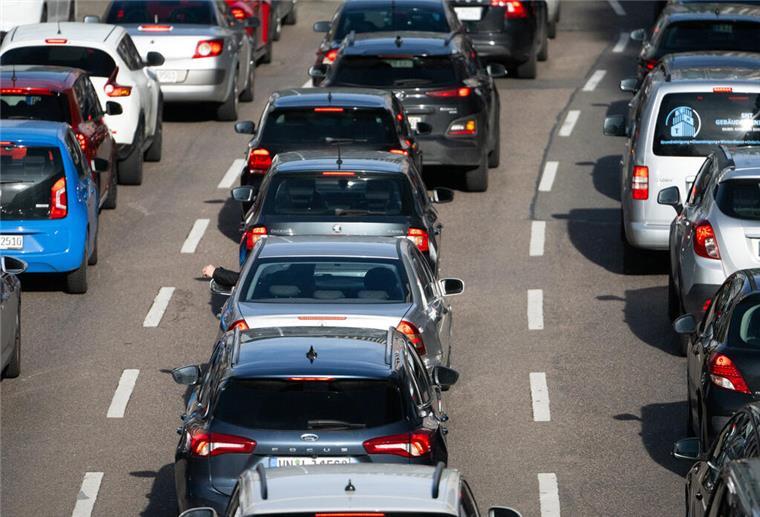 Stau auf einer mehrspurigen Autobahn