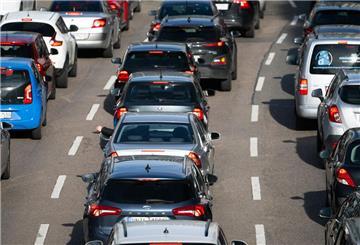 Stau auf einer mehrspurigen Autobahn