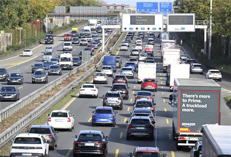 Viele Autos stehen in einem Stau