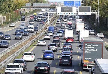 Viele Autos stehen in einem Stau
