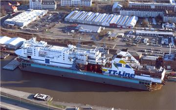 Die Ostseefähre "Peter Pan" wird zurzeit in Bremerhaven verlängert.