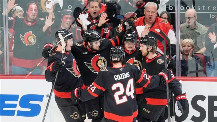 Die Ottawa Senators bejubeln Tim Stützles erstes Playoff-Tor.