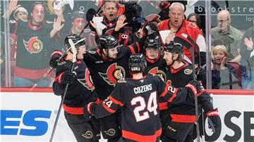 Die Ottawa Senators bejubeln Tim Stützles erstes Playoff-Tor.
