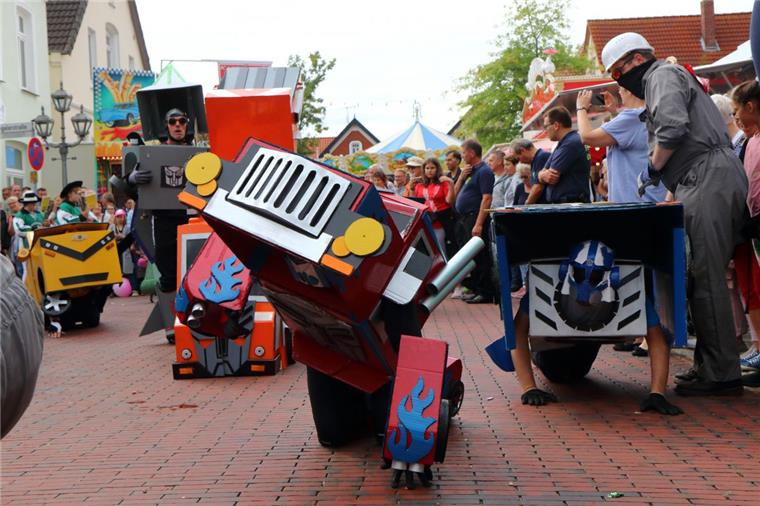 Pferdemarkt: Ovelgönner Transformers überzeugen Jury Die Ovelgönner Transformers überzeugten die Jury. Sie wurden Sieger des Festumzugs.