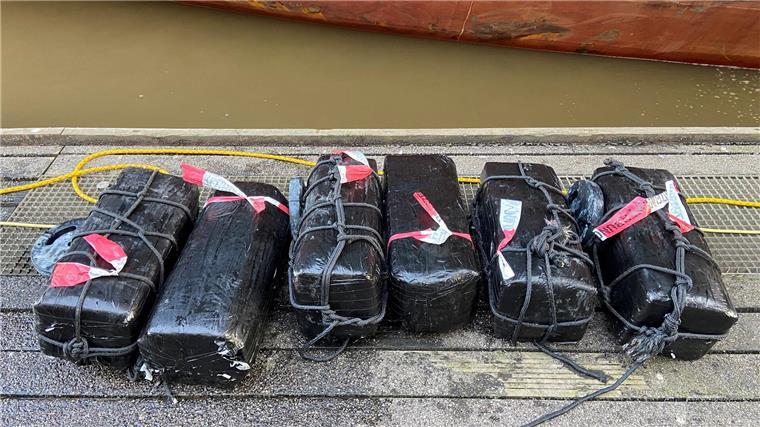 Schwarze Päckchen mit Kokain, die im Braker Hafen sichergestellt wurden.