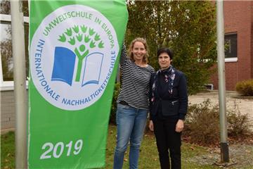 Die Pädagoginnen Katharina Kreuzhermes (links) und Maike Gerken freuen sich , dass sich die Selsinger Oberschule jetzt „Umweltschule in Europa / Internationale Nachhaltigkeitsschule“ nennen darf. Damit gehört sie mit 319 anderen zum größten schulischen Netzwerk in Niedersachsen.  