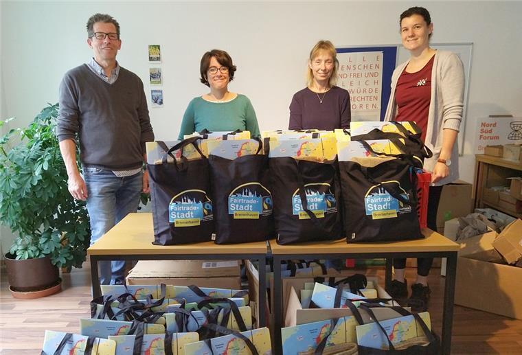 Die Pakete für die Kirchenkreis-Kitas zusammengestellt haben (von links): Diakon Andreas Hagedorn, Stephanie Klotz und Kerstin Ulke (Nord-Süd-Forum Bremerhaven) sowie Diakonin Pia-Janika Jarchow.
