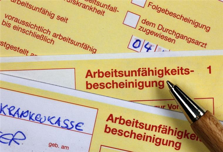  Krankmeldungen liegen auf einem Schreibtisch 