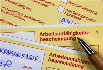  Krankmeldungen liegen auf einem Schreibtisch 