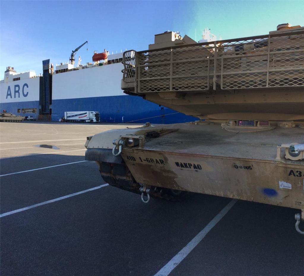 Die Panzer wurden von den Mitarbeitrn der BLG ausgeladen. Sie haben einen gehörigen Lärm verursacht. Stück für Stück reihte sich das Kriegsgerät im Hafen auf.
