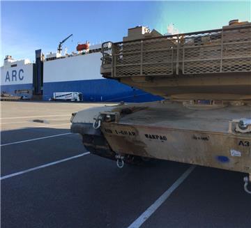 Die Panzer wurden von den Mitarbeitrn der BLG ausgeladen. Sie haben einen gehörigen Lärm verursacht. Stück für Stück reihte sich das Kriegsgerät im Hafen auf.