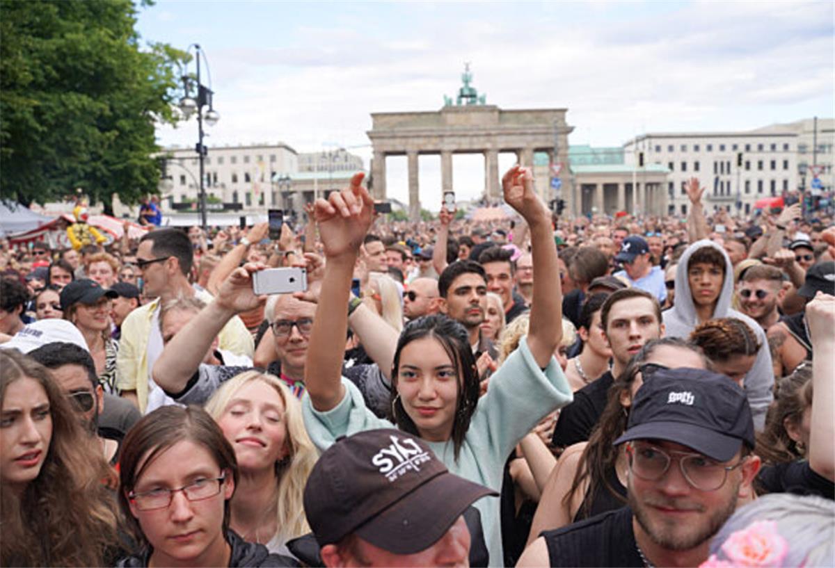 So heiß war „Rave The Planet" in Berlin Die Parade zieht auch am Brandenburger Tor vorbei.