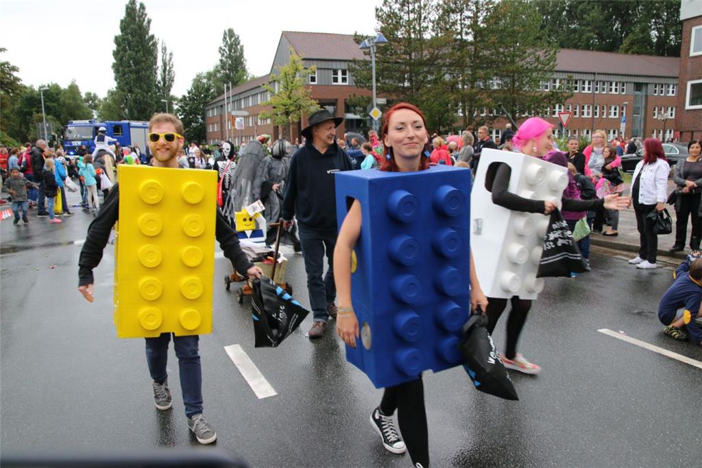 Die Parade zum Stadtfestumzug 2017 in Nordenham. 