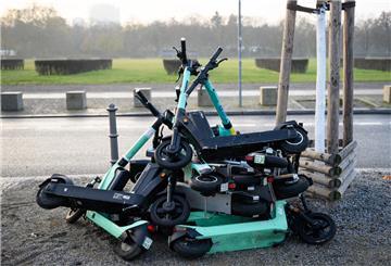 E-Scooter liegen auf der Straße