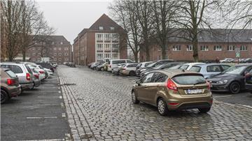 Ein Auto fährt auf die Parkplätze beim Magistrat in Bremerhaven. Bald sollen die Parkplätze kostenpflichtig werden.