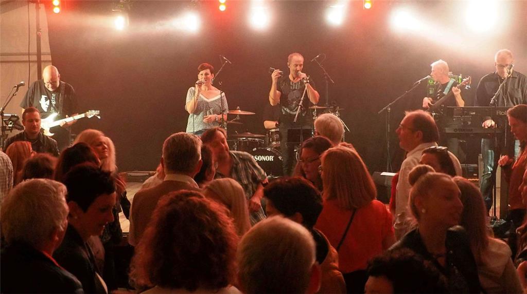 Die Partyband &quot;Prime-Time&quot; sorgte in der Nacht zum Sonntag für  eine &...