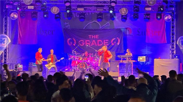 Live-Musik im Zelt: So will Florian Bratmann die Tarmstedter Ausstellung rocken Die Partybesucher in Tarmstedt können sich am Freitagabend bei der Ü-30-Party auf eine Live-Bühnenshow mit der Band The Grade freuen.