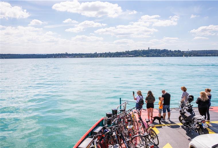 FDP fordert Fährverbindungen nach England und Skandinavien Die Passagiere einer Fähre stehen am Bug des Schiffes. Wenn es nach der Bremerhavener FDP ginge, sollen auch Fähren von Bremerhaven nach England und Skandinavien fahren.