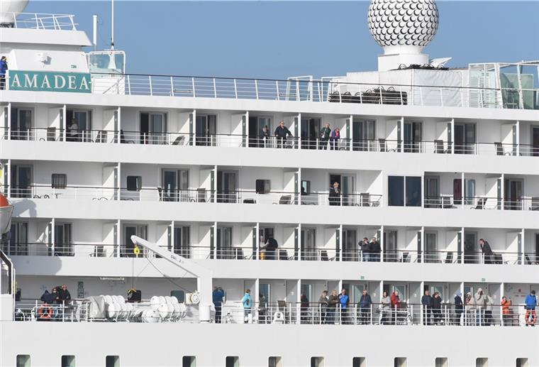 ZDF-Traumschiff ist in Bremerhaven angekommen Die Passagiere verfolgen das Anlegemanöver bei herrlichem Wetter am Morgen von der Reling. Wie sehr sich das Leben an Land verändert hat, erleben sie erst beim Auschecken. Foto: Scheer