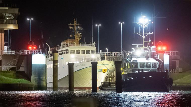 Nach Stromausfall: Manövrierunfähige Helgolandfähre zum Festland geschleppt Die Passagiere waren stundenlang an Bord des Schiffs.