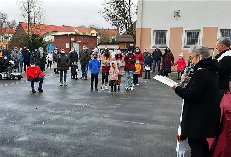 Weihnachten auf dem Marktplatz: Der Gottesdienst für alle Die Pastoren Heike Boelmann-Derra und Karl Jasbinschek (ganz rechts) bei einer von mehreren Freiluft-Gottesdiensten im vergangenen Jahr, hier auf dem Schulhof der St.-Willehad-Schule.