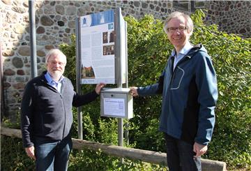 Die Pastoren Michael Alex (links) und Martin Knapmeyer (rechts) präsentieren den „Gute-Gedanken-Kasten“.