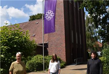 Die Pastoren (von links) Heike Boelmann-Derra, Christiane Wittrock und Christopher Iven von der evangelisch-lutherischen Kirchengemeinde Nordenham bieten wieder vermehrt Angebote an.
