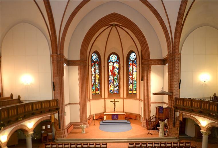 Die Pauluskirche in der  Hafenstraße 124: Die neugotische Wandpfeilerkirche wurde ab 1902 erbaut und in den fünfziger Jahren wiederhergestellt. Sie ist nicht nur wegen der farbenfrohen Altarfenster, grün glasierten Backsteine und Buntglasfenster im Giebel ein Schmuckstück.