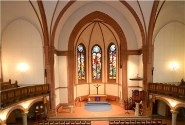 Die Pauluskirche in der  Hafenstraße 124: Die neugotische Wandpfeilerkirche wurde ab 1902 erbaut und in den fünfziger Jahren wiederhergestellt. Sie ist nicht nur wegen der farbenfrohen Altarfenster, grün glasierten Backsteine und Buntglasfenster im Giebel ein Schmuckstück.