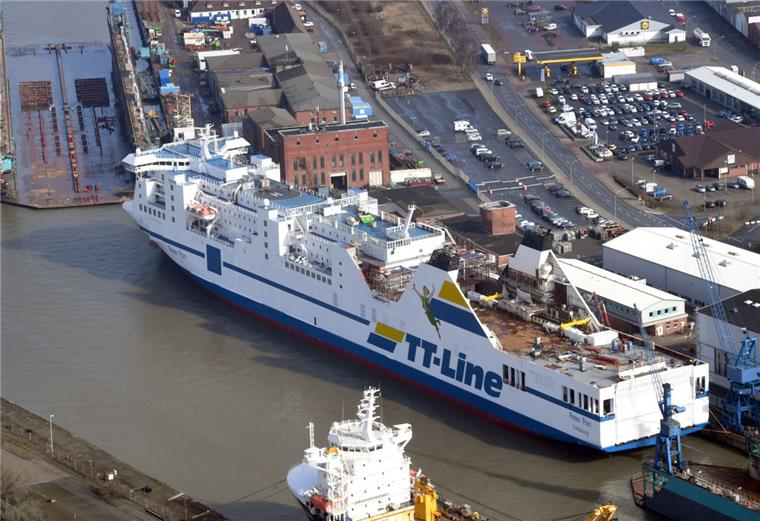 Die "Peter Pan" ist in Bremerhaven ausgedockt worden.