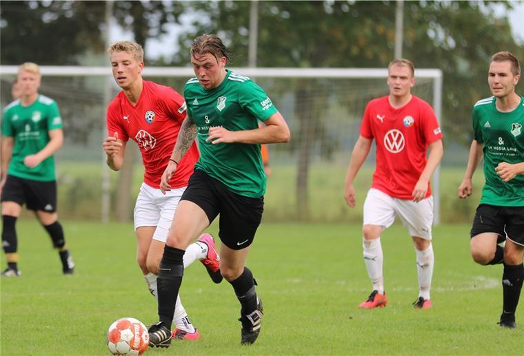 SV Phiesewarden bejubelt Pokalsieg gegen den 1. FC Nordenham Die Phiesewarder (grüne Trikots) aus der 1. Kreisklasse wischten dem Kreisligisten FCN eins aus.