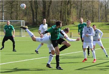 Die Phiesewarder (grüne Trikots) bezwangen den VfL Edewecht mit 3:0.