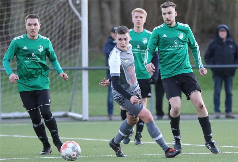 SV Phiesewarden jubelt nach Elfmeterschießen Die Phiesewarder (grüne Trikots) schalteten mit dem BV Bockhorn einen Ligakonkurrenten aus der 1. Kreisklasse aus.
