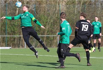Die Phiesewarder (grüne Trikots/links Fynn Baumgardt) hätten auch im Viertelfinale ein Heimspiel.