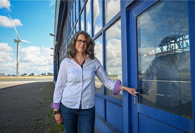 Ein Testfeld für Wasserstoff Die Physikerin Nora Denecke vom Fraunhofer IWES betreut das Projekt Testfeld für Elektrolyseure.