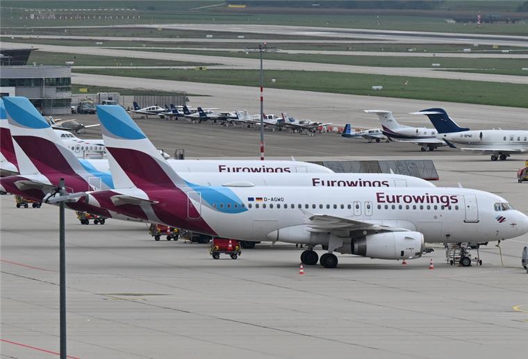 Wie sich der Pilotenstreik bei Eurowings auf Bremen auswirkt Maschinen der Fluggesellschaft Eurowings stehen in Stuttgart geparkt auf dem Vorfeld.