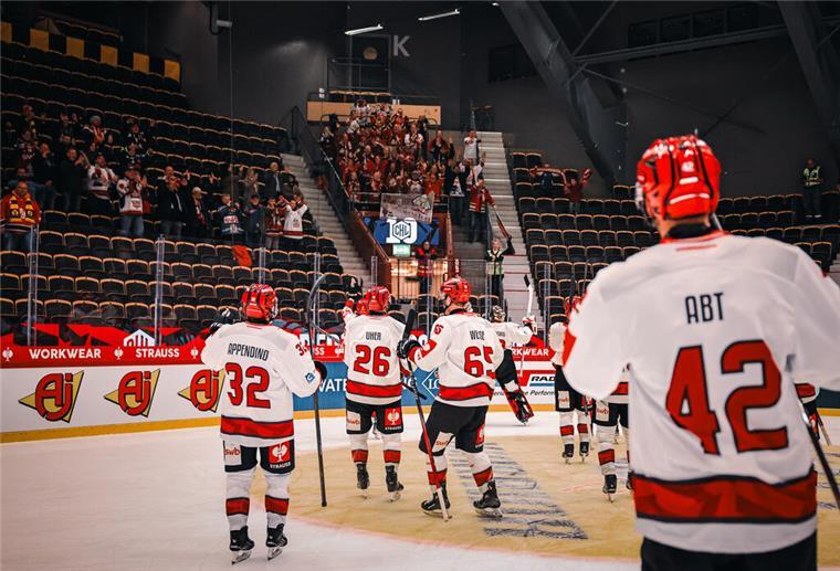 Die Pinguins bedanken sich nach dem Sieg in Skelleftea bei ihren nach Nordschweden mitgereisten Fans.
