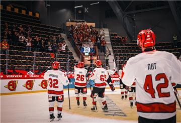Die Pinguins bedanken sich nach dem Sieg in Skelleftea bei ihren nach Nordschweden mitgereisten Fans.