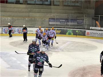 Die Pinguins bejubeln das 1:0 gegen Rittner Buam.