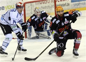 Die Pinguins (dunkle Trikots) kassieren eine deutliche Schlappe.
