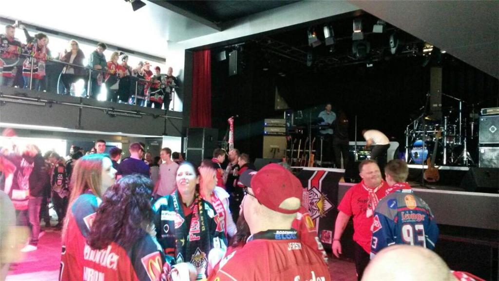 Die Pinguins-Fans machen Party an Bord der &quot;RheinEnergie&quot;.