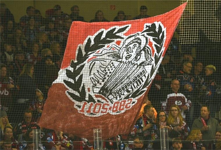 Die Pinguins-Fans wollen ihre Mannschaft auch bei den Auswärtsspielen in Straubing anfeuern. 