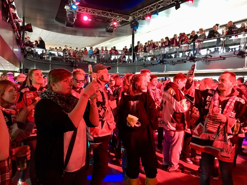 Die Pinguins-Fans zücken auf dem Dampfer natürlich auch das Smartphone.