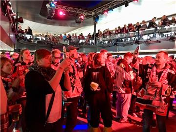 Die Pinguins-Fans zücken auf dem Dampfer natürlich auch das Smartphone.
