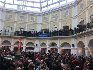 Die Pinguins feiern mit ihren Fans den Saisonanschluss.
