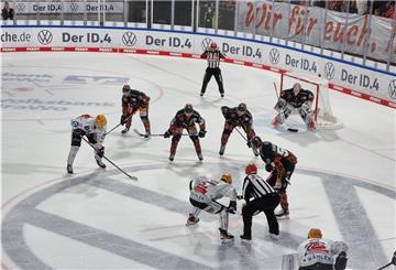Die Pinguins feierten auswärts bei den Grizzlys Wolfsburg den ersten Sieg in der Viertelfinalserie.