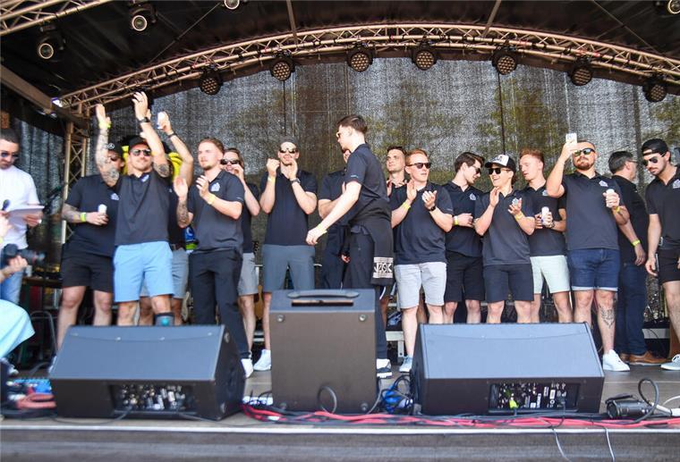 Die Pinguins feierten ihren Saisonabschluss zusammen mit den Fans - und gaben Personal-News bekannt.