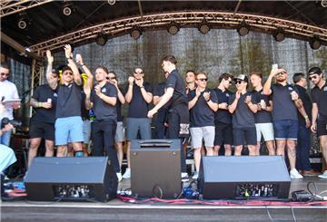 Die Pinguins feierten ihren Saisonabschluss zusammen mit den Fans - und gaben Personal-News bekannt.