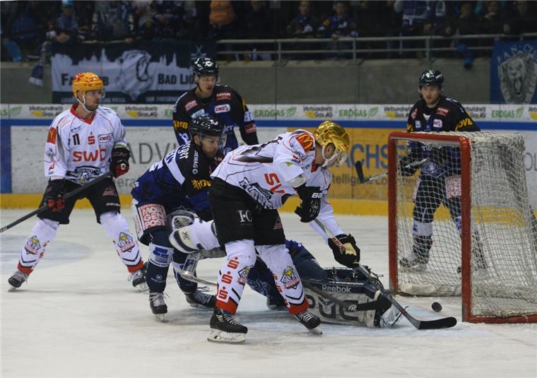 Die Pinguins haben in der  Playoff-Viertelfinalserie durch den 4:3-Sieg in Dresden das siebte Spiel erzwungen. Hier trifft David Stieler (rechts) zum 3:2 für die Gäste. Foto Hentschel 